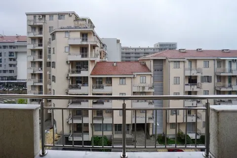 Pogled sa terase na okolne stambene zgrade. - image 10