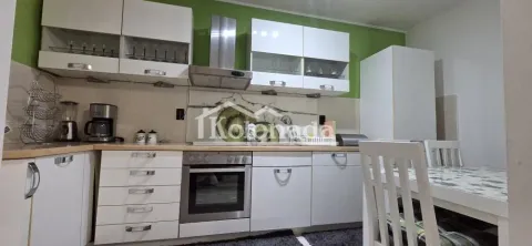 Kuhinja opremljena belim elementima i ugradnim aparatima sa trpezarijskim stolom. - image 5