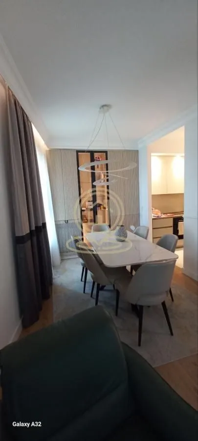 Izdavanje, trosoban stan, 85m², Savski Venac, Beograd