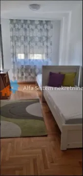 Nameštena spavaća soba sa krevetom i prozorom. - image 9