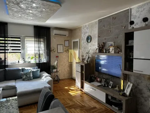Dnevna soba sa garniturom, TV komodom i parketom na podu. - image 4