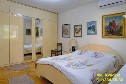 Spavaća soba sa bračnim krevetom, velikim garderoberom i slikama na zidu. - image 8