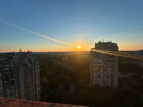 Pogled na grad sa zalaskom sunca iznad zgrada. - image 17