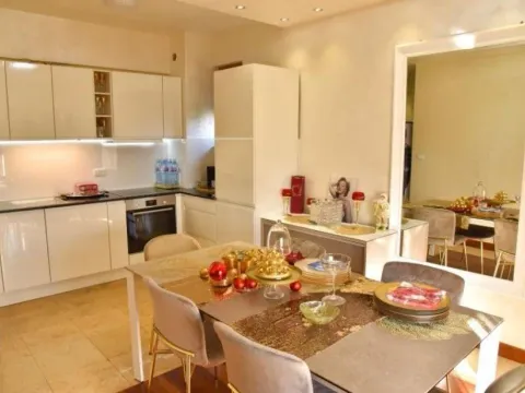 Izdavanje, četvorosoban stan, 130m², Centar, Podgorica - image 4