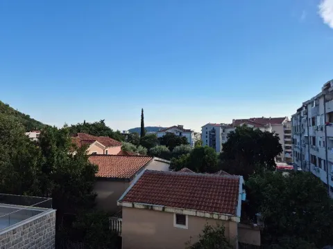 Pogled sa terase na okolne zgrade i zelenilo. - image 11