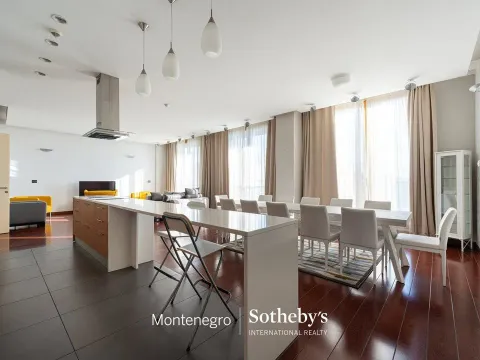 Rent, three bedroom apartment, 204m², Kod Capital Plaze, Podgorica - image 13