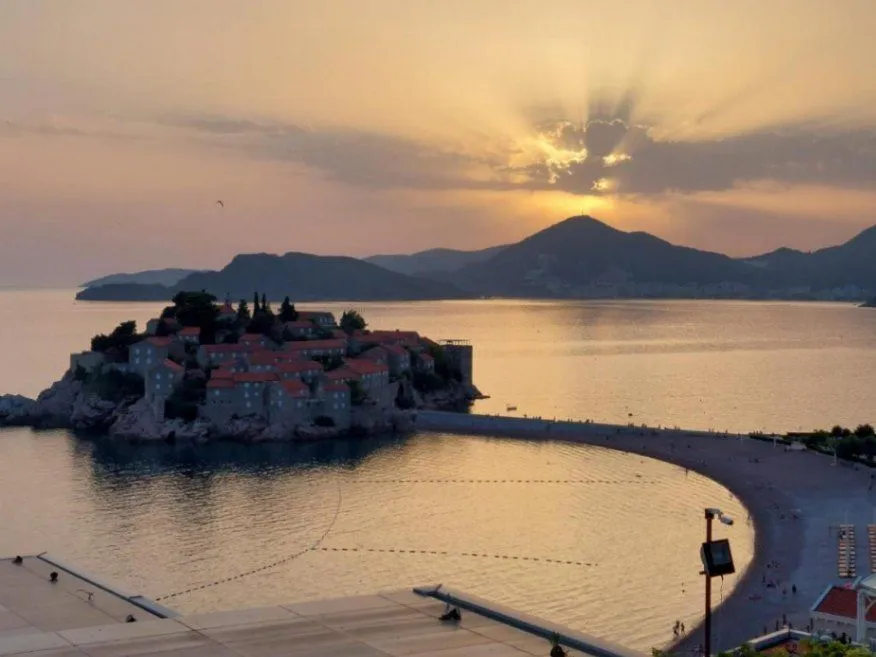 Izdavanje, jednosoban stan, 35m², Sveti Stefan, Budva