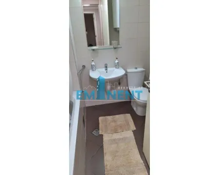 Kupatilo opremljeno umivaonikom, WC šoljom, ogledalom i pločicama. - image 8