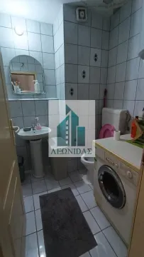 Bathroom equipped with sanitary ware and a washing machine. - image 9
