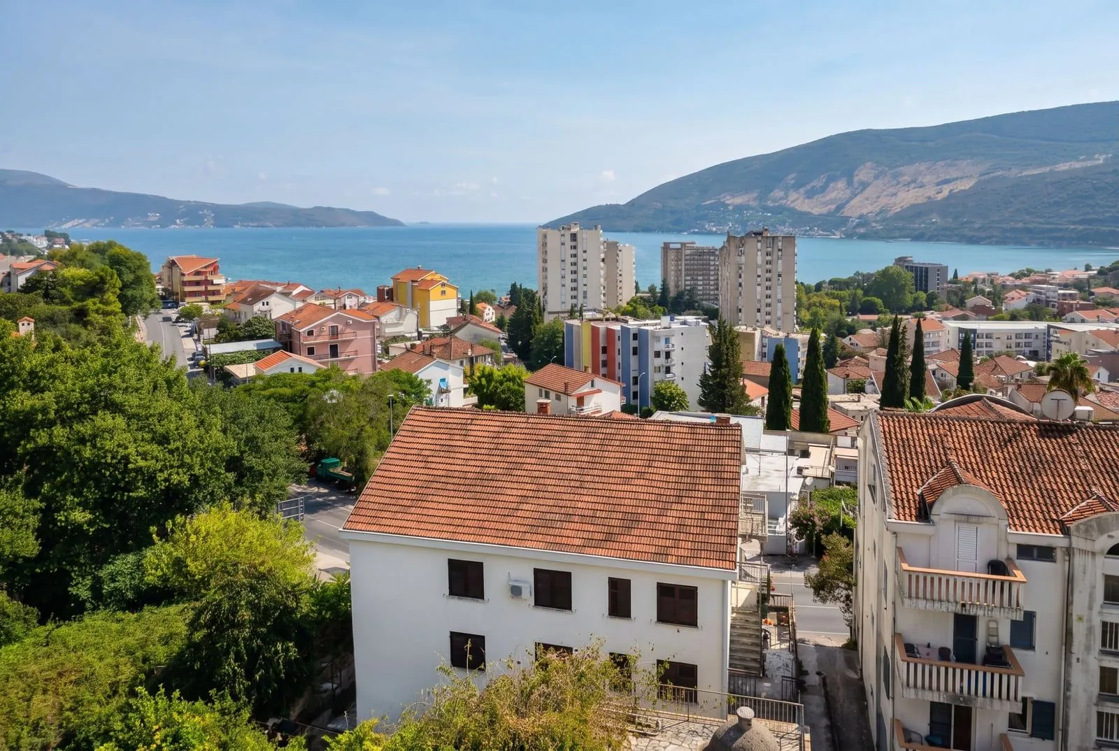 Pogled na grad i more sa terase.