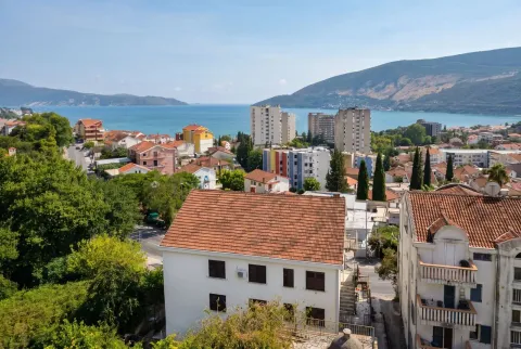 Pogled na grad i more sa terase. - image 7