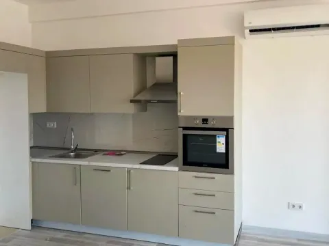 Kuhinja sa bež elementima, ugradnom rernom i sudoperom. - image 4