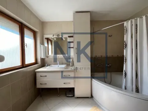 Kupatilo opremljeno umivaonikom sa ormarićem, kadom i prozorom. - image 10