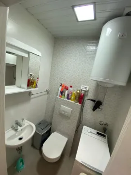 Malo kupatilo sa veš mašinom, bojlerom i sanitarijama. - image 10