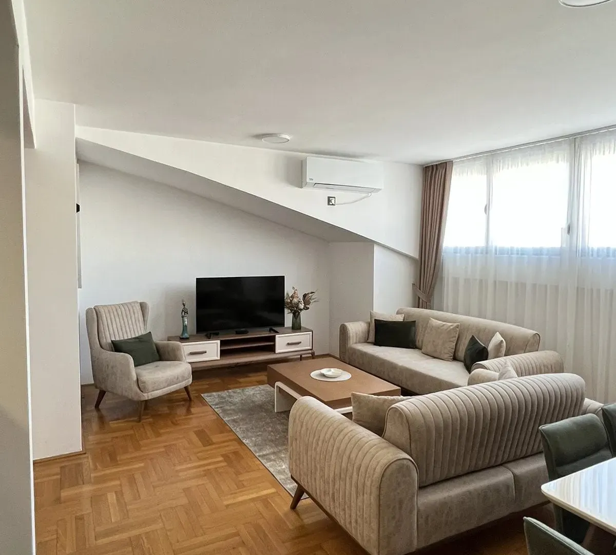 Izdavanje, jednosoban stan, 71m², Stari Aerodrom, Podgorica