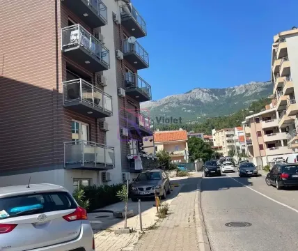 Pogled na ulicu i spoljašnjost zgrade sa balkonima. - image 4
