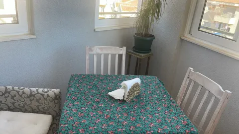 Zastakljena terasa sa trpezarijskim stolom i stolicama. - image 3