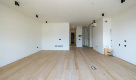 Prazna neuređena prostorija sa drvenim podom i bijelim zidovima. - image 30