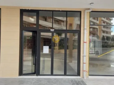 Izdavanje, poslovni prostor, 28m², Central Point, Podgorica - image 2