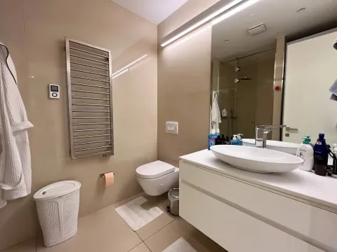 Moderne kupatilo sa bijelim umivaonikom, konzolnom šoljom i ugradnim tušem. - image 3