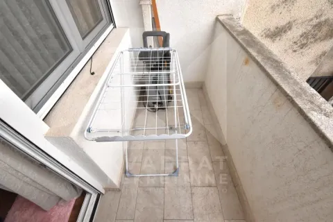 Manji balkon sa stalkom za sušenje veša i keramičkim pločicama na podu. - image 15