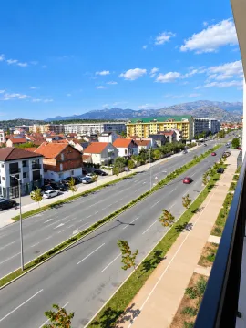 Pogled sa terase na gradsku ulicu i okolne zgrade. - image 9