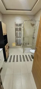 Moderno kupatilo sa tuš kabinom, WC šoljom i ormarićem. - image 6