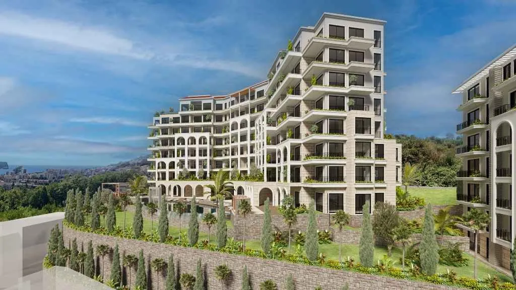 Pogled na spoljašnjost moderne stambene zgrade sa terasama i uređenim dvorištem.