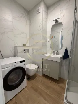 Moderno kupatilo sa tuš kabinom, umivaonikom, toaletom i veš mašinom. - image 5
