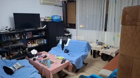 Dnevni boravak sa nameštajem, televizorom i prozorom sa zavesama. - image 2