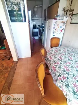Kuhinja sa trpezarijskim stolom i frižiderom. - image 4