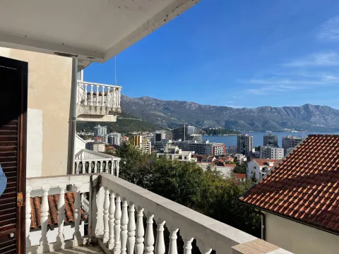 Pogled sa balkona na grad, more i planine. - image 8