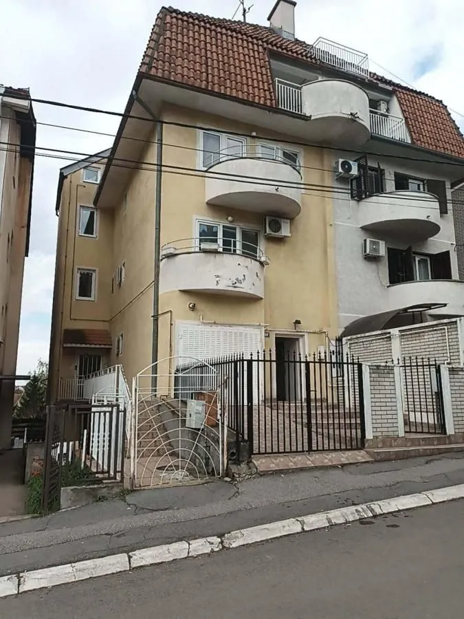 Izdavanje, kuća, 180m², Čukarica, Beograd