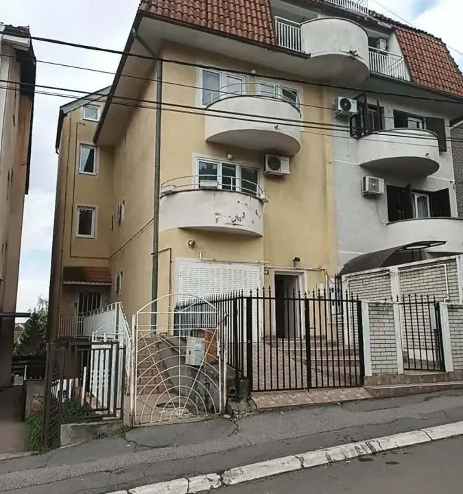 Izdavanje, kuća, 180m², Čukarica, Beograd