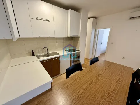 Kuhinja sa belim elementima i trpezarijskim stolom. - image 11