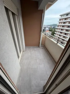 Nenameštena natkrivena terasa sa pogledom na grad. - image 7