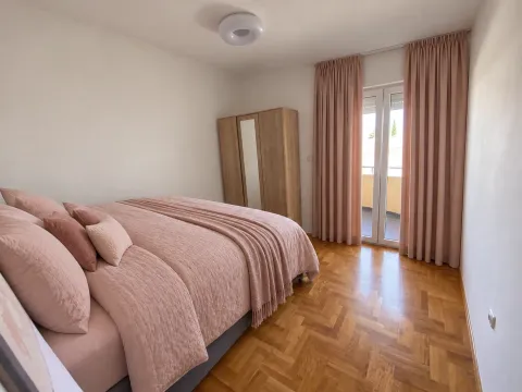 Svijetla spavaća soba sa bračnim krevetom i garderoberom. - image 4
