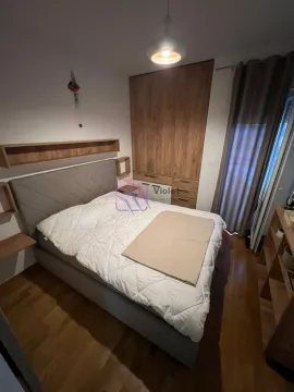 Namještena spavaća soba sa bračnim krevetom, plakarom i drvenim podom. - image 16