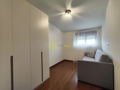 Manja spavaća soba sa krevetom i ugradnim plakarom. - image 3