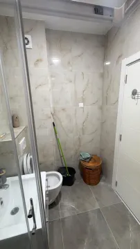 Manje kupatilo sa umivaonikom, šoljom i tuš kabinom. - image 13