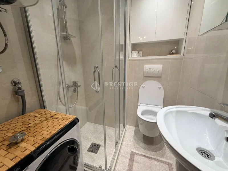 Moderno opremljeno kupatilo sa tuš kabinom, umivaonikom i wc šoljom.