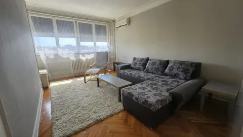 Dnevna soba sa ugaonom garniturom, tepihom i velikim prozorom. - image 2