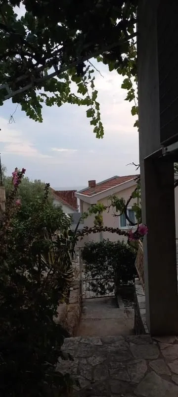 Izdavanje, kuća, 40m², Dobra Voda, Budva