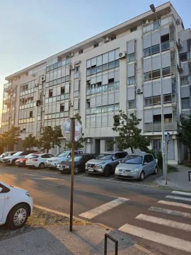 Pogled na spoljašnjost stambene zgrade i parking ispred ulaza. - image 8