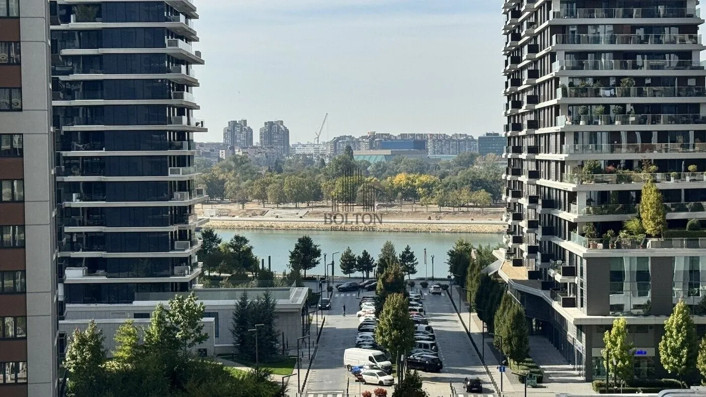 Pogled sa prozora na reku i okolne zgrade.