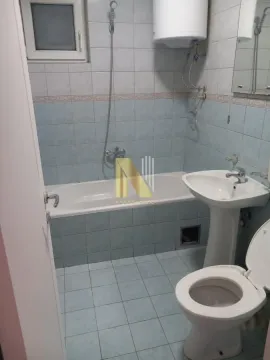 Manje kupatilo obloženo pločicama sa kadom, umivaonikom i wc šoljom. - image 12