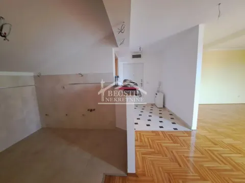Nenamešten dio prostorije sa keramičkim pločicama predviđen za kuhinju. - image 5