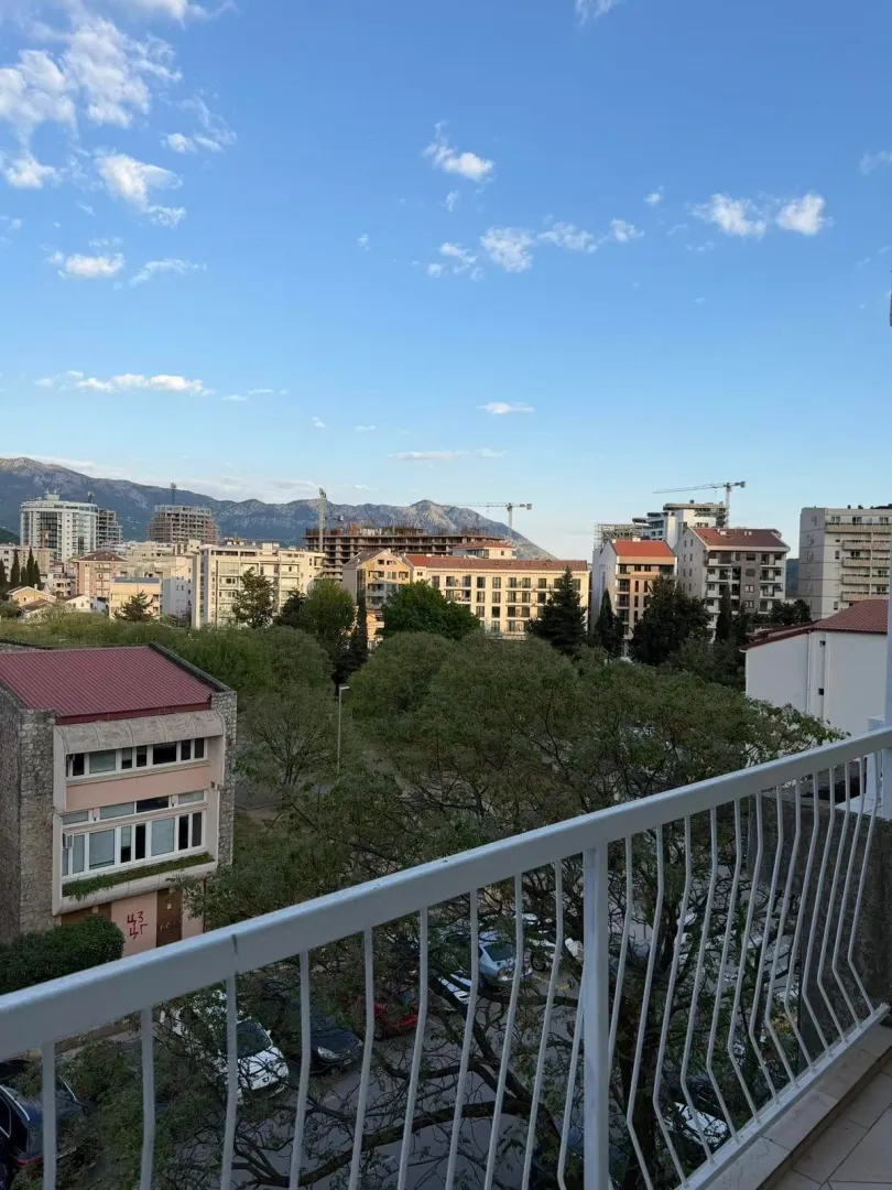Pogled sa terase na grad i okolne planine.