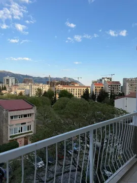 Pogled sa terase na grad i okolne planine. - image 12