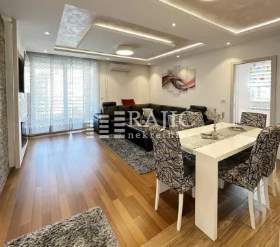 Spacious living room with a dining area and modern furniture. - image 2